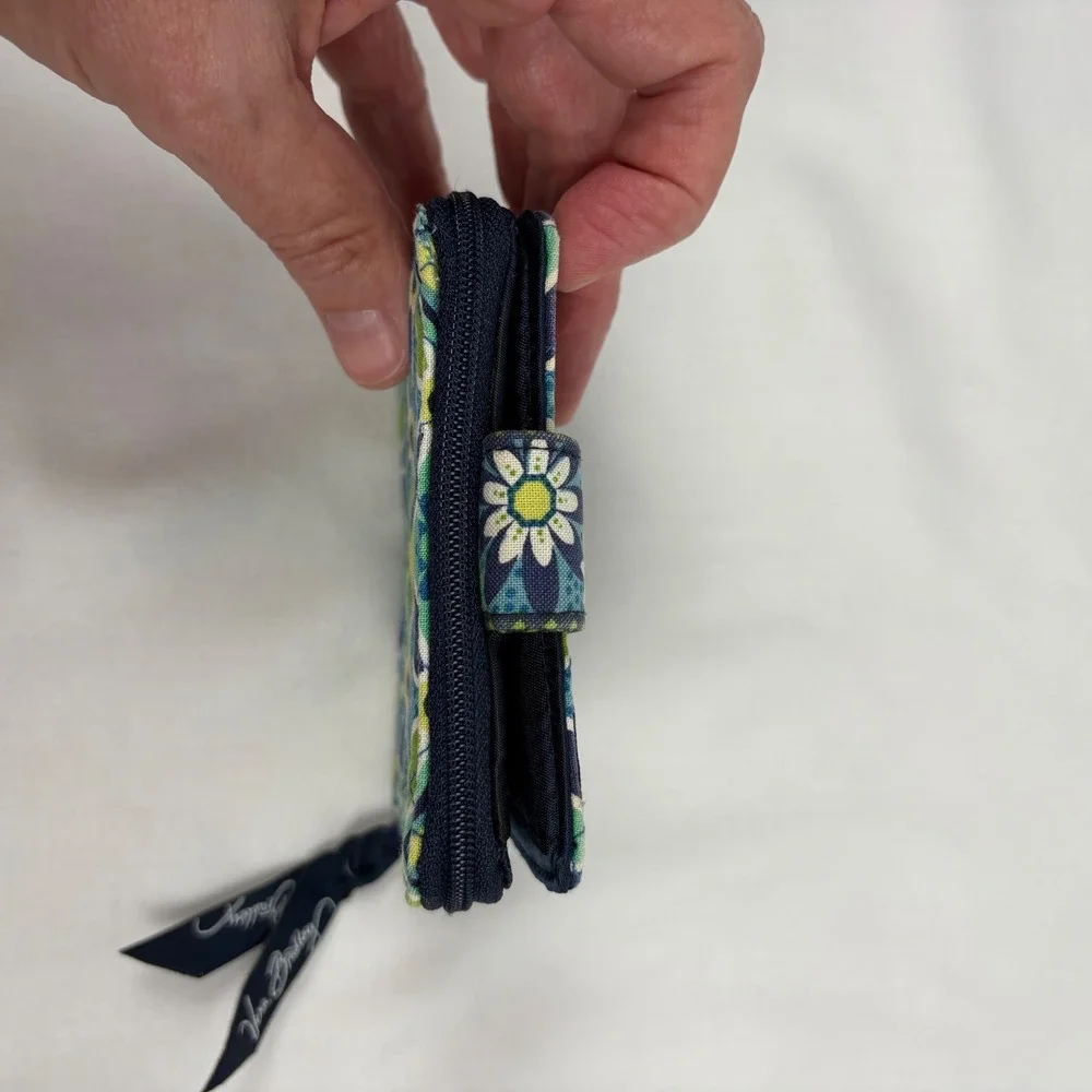 Vera Bradley Bifold Wallet Blue Green Daisy Daisy Quilted Floral Coin Pocket - Picture 10 of 10